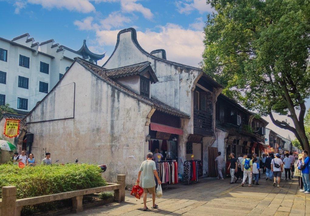 林青霞穿黑色休闲装配短发，你如何评价？